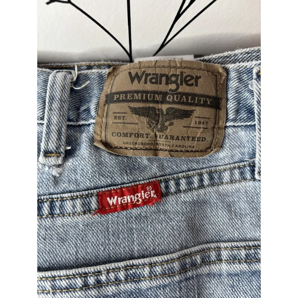 Men's Wrangler 38 Relaxed Fit Denim Bermuda Shorts Blue Medium Wash